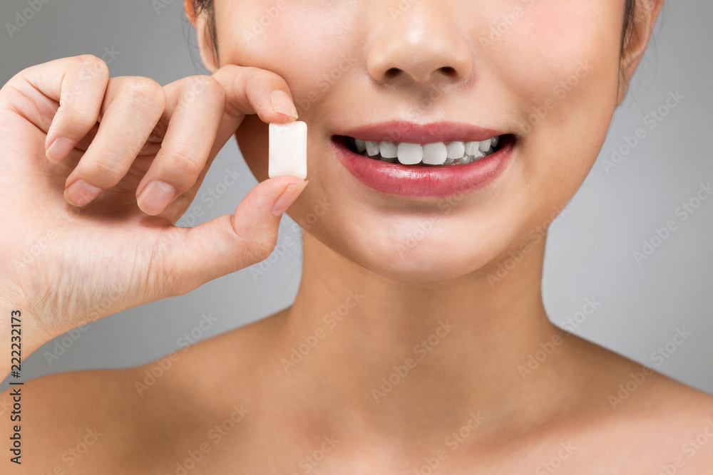 Obraz premium ガムを持つ女性