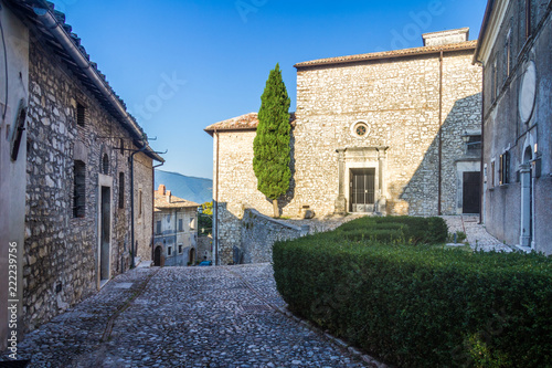 Tableau sur toile Narrow street Labro