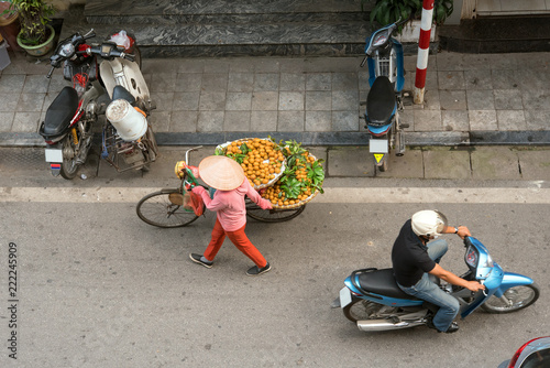 Fruit vendor walking on street of Hanoi, Vietnam　ハノイの通りを歩く行商人（ベトナム）