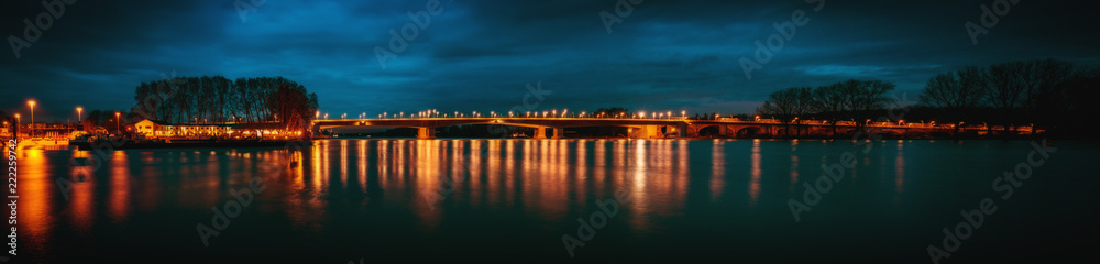 Nibelungenbrücke bei Nacht