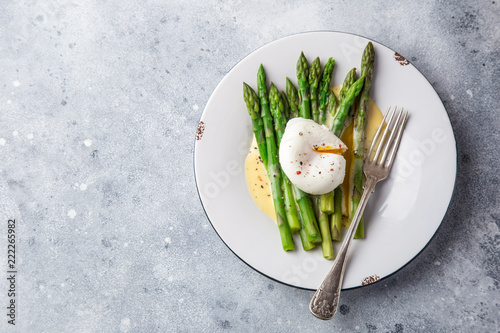 asparagus, poached egg and hollandaise sause