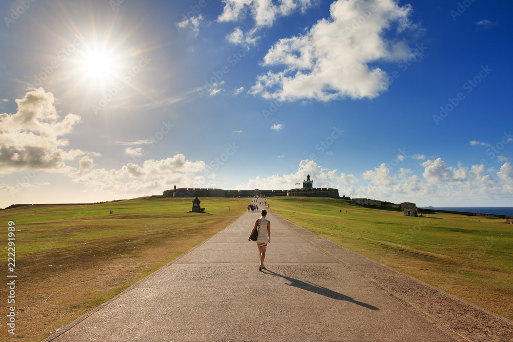 Obraz premium Beautiful tourist visits Fort San Felipe Del Morro in San Juan, Puerto Rico, on a summer afternoon