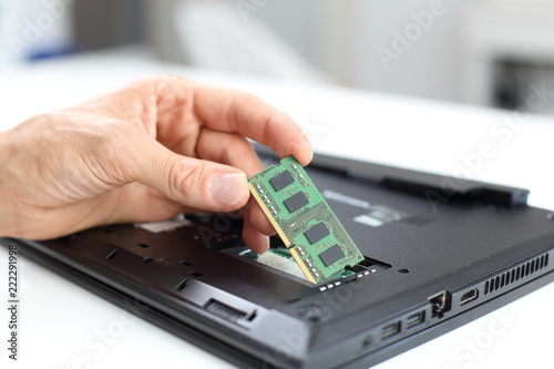 Laptop Notebook Reparatur oder Arbeitsspeicher Aufrüstung photo