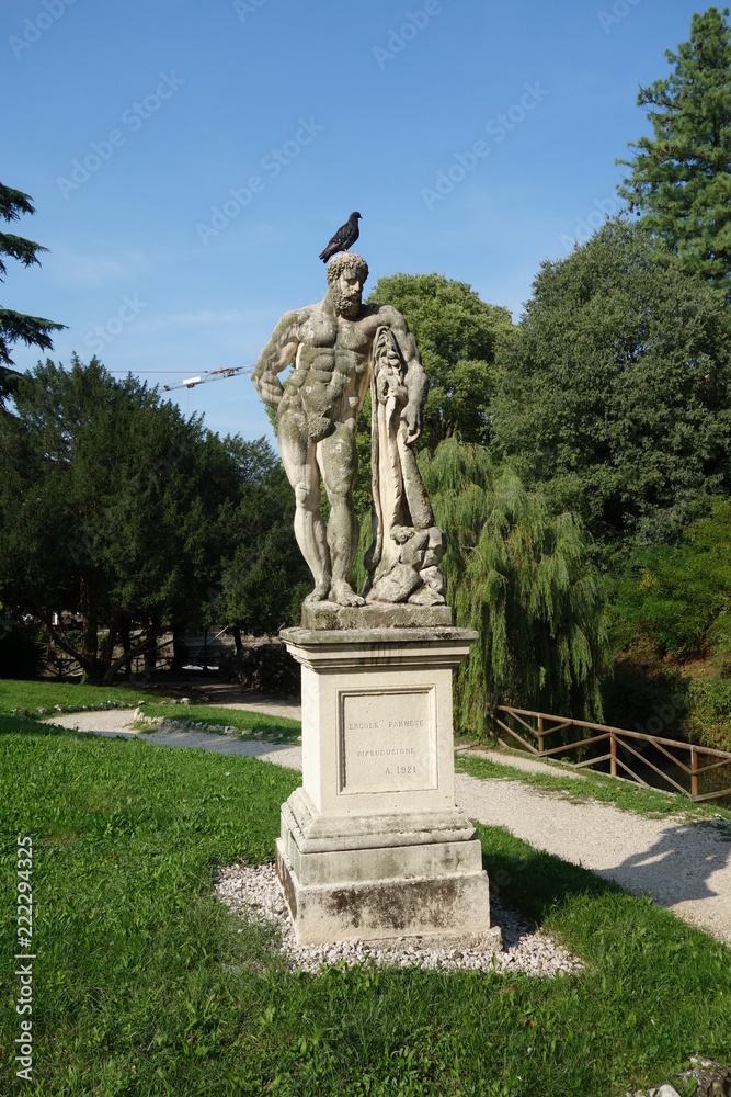 Fototapeta premium Hercules Statue in Salvi Garden
