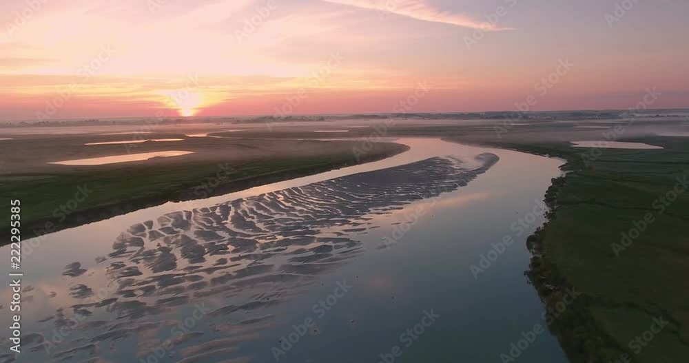 Survol de la Baie de Somme à l'aube près de Saint-Valery-sur-Somme Survol de la Baie de Somme à l'aube près de Saint-Valery-sur-Somme
