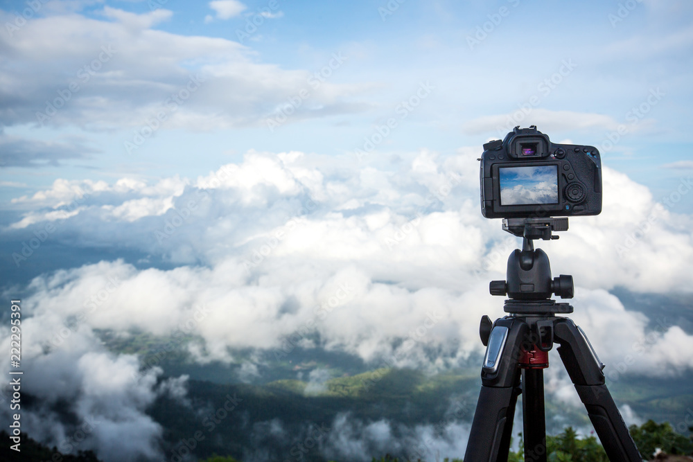 Dslr digital professional camera stand on tripod photographing mountain,  Blue sky and cloud landscape. nature background.image,picture on screen.dslr  camera shoting nature landscape.camera on a tripod foto de Stock | Adobe  Stock
