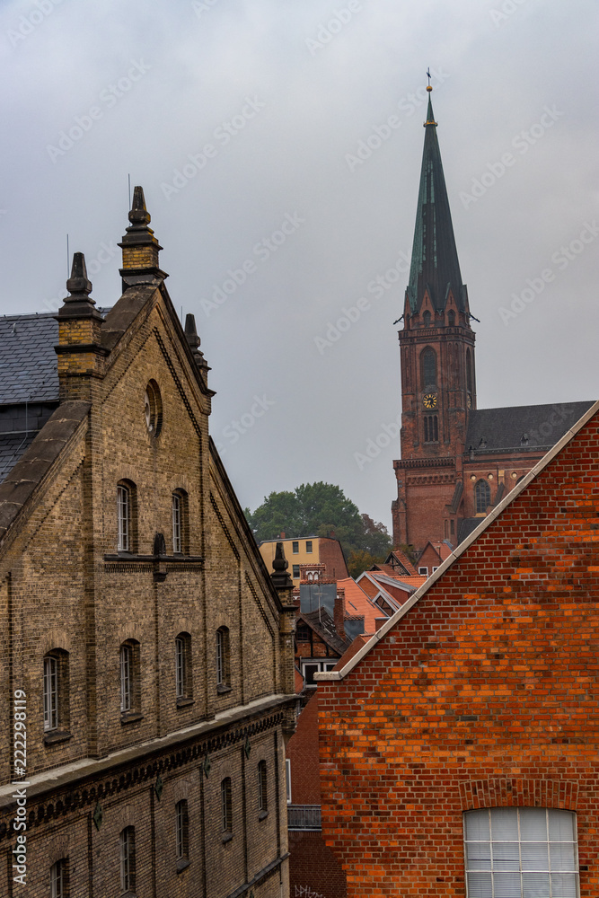 Stadtansicht von Lüneburg in Niedersachsen mit historischen Dachgibeln und Kirche