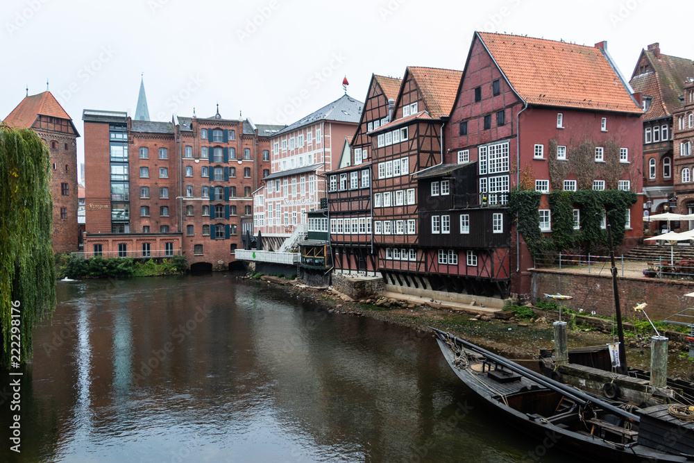 Panorama Stadtansicht mit historischen Gebäuden und Wasser in Lüneburg