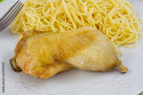 cuisse de poulet et spaghetti photo