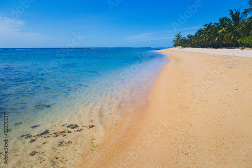 Fototapeta Naklejka Na Ścianę i Meble -  Plage de sable blanc Pasikuda Amaya et mer turquoise au Sri Lanka