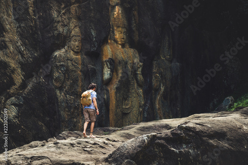 Homme voyageur au temple de Buduruvagala Statue en Pierre Sri Lanka photo