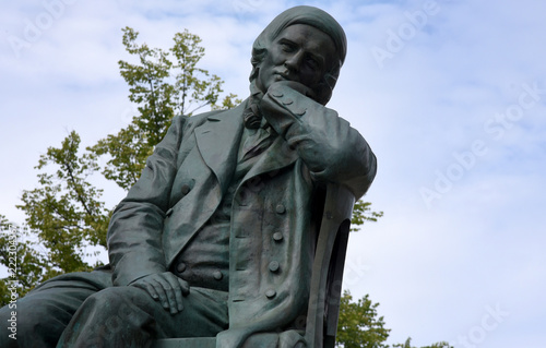 Robert-Schumann-Denkmal mit Baum und blauem Himmel im Hintergrund