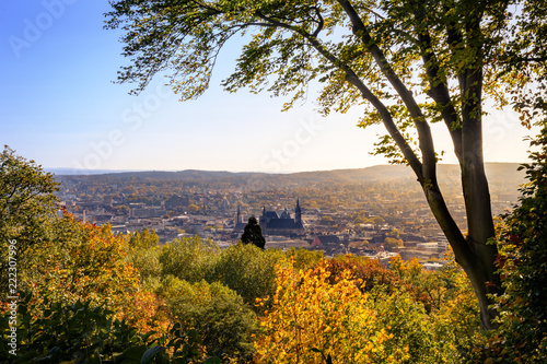 Blick auf Innenstadt von Aachen im Herbst bei Sonnenschein