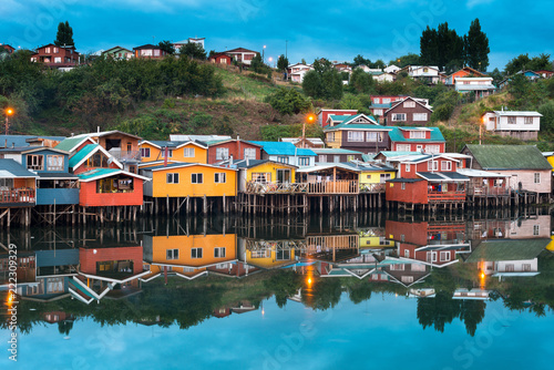 Foto Traditional stilt houses know as palafitos in the city of Castro at Chiloe Islan