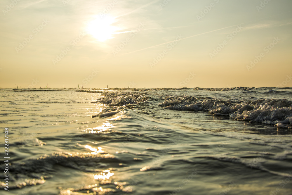 Meeresufer am Strand mit Wellen Meeresufer am Strand mit Wellen