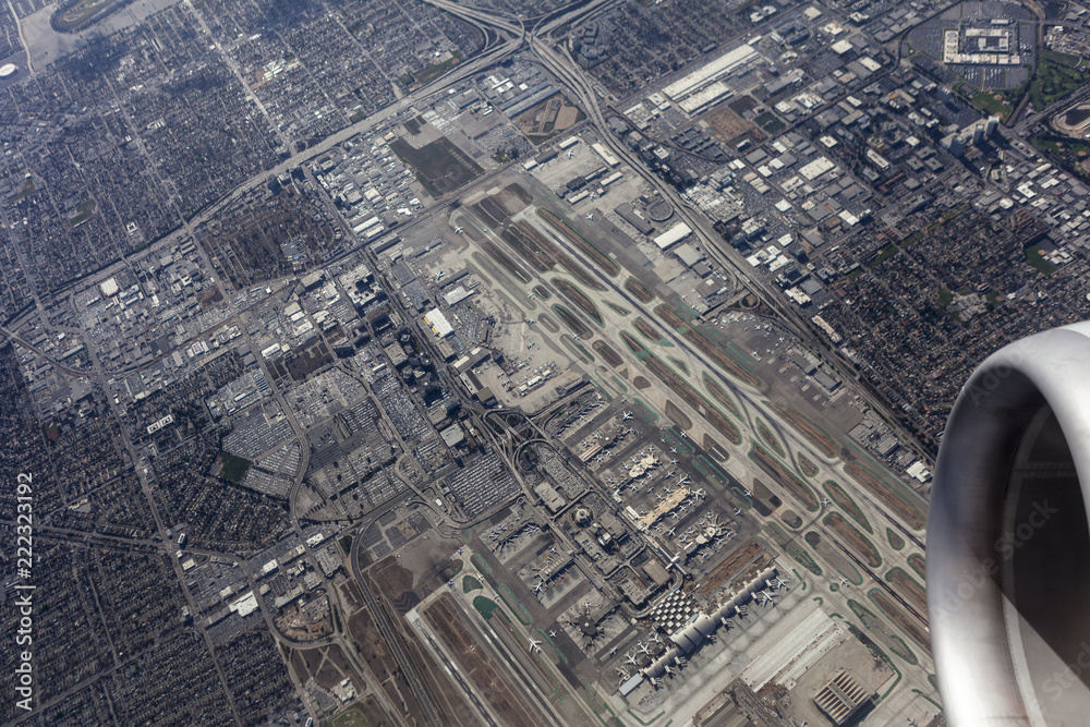 Obraz premium Silnik samolotu odrzutowego krążący bezpośrednio nad pasami startowymi LAX w Los Angeles w Kalifornii.