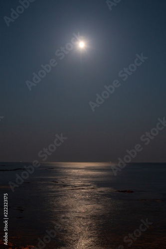 海面に映る月の光 − 縦位置（ポートレート） #3