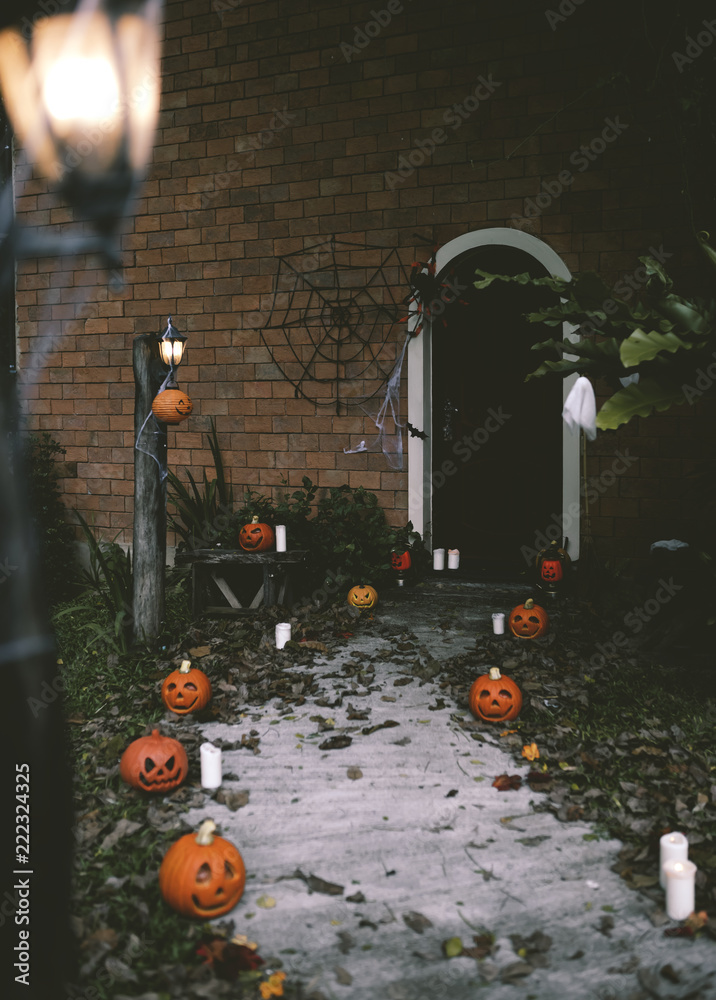 Fototapeta premium Halloween pumpkins and decorations outside a house