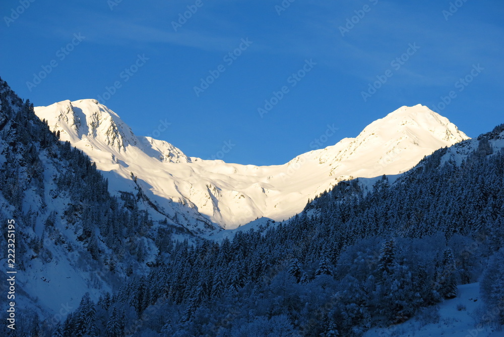soleil levant dans la montagne en hiver dans les alpes sous la neige