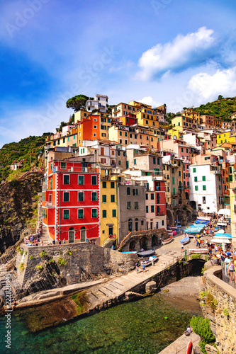 Riomaggiore, Cinque Terre, Ligurie, Italie - vue sur les maisons colorées et le port 