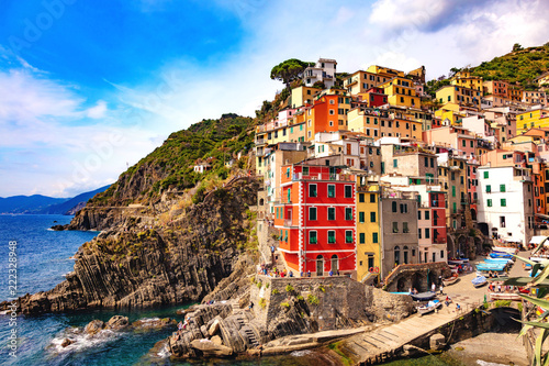 Riomaggiore, Cinque Terre, Ligurie, Italie - vue sur les maisons colorées et le port photo