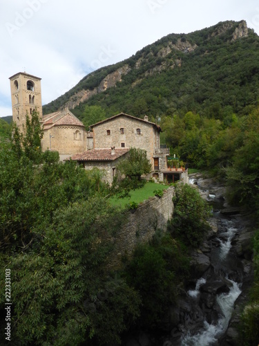 Wallpaper Mural Beget. Pueblo bonito de Girona, Cataluña, España Torontodigital.ca