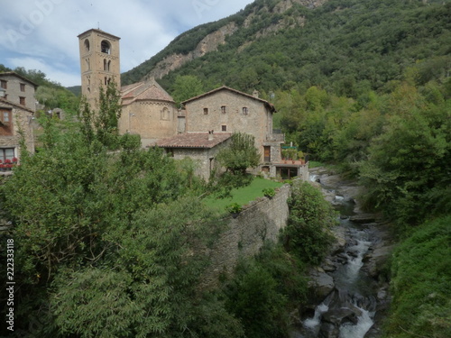 Beget. Pueblo bonito de Girona, Cataluña, España © VEOy.com