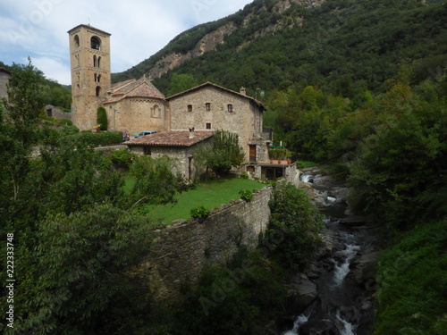 iglesia de Beget. Pueblo bonito de Girona, Cataluña, España © VEOy.com
