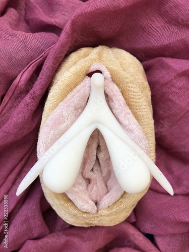 3D-Klitoris auf Stoff-Vulva weiß