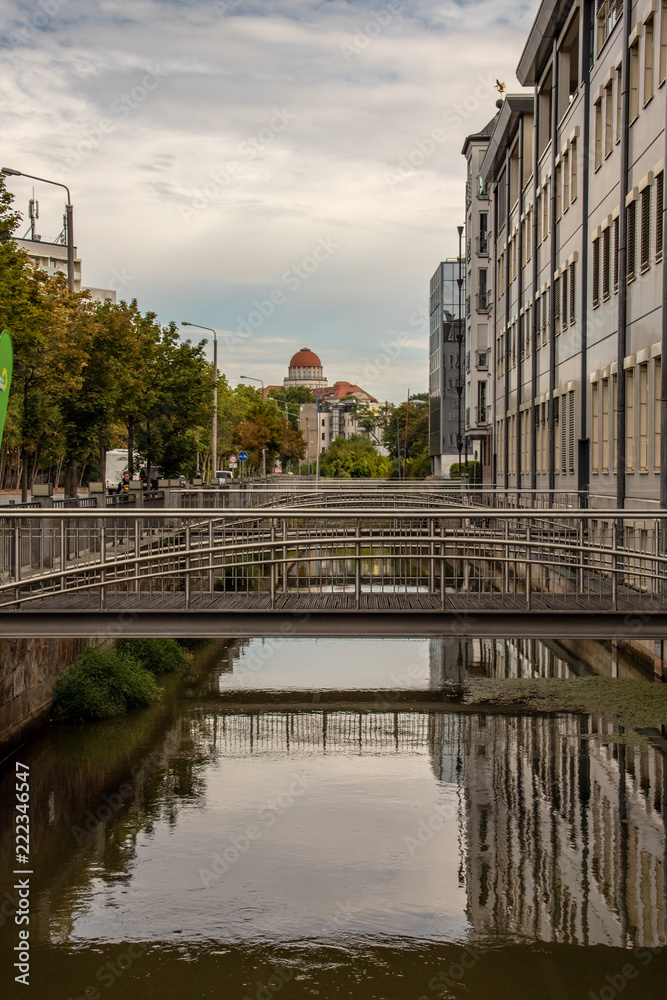 Pleissenmühlgraben in der Wasserstadt Leipzig mit vielen Brücken