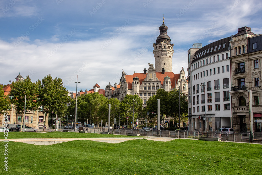 Fototapeta premium Neues Rathaus Leipzig mit geschwungener grünen Wiese und modernen Gebäude