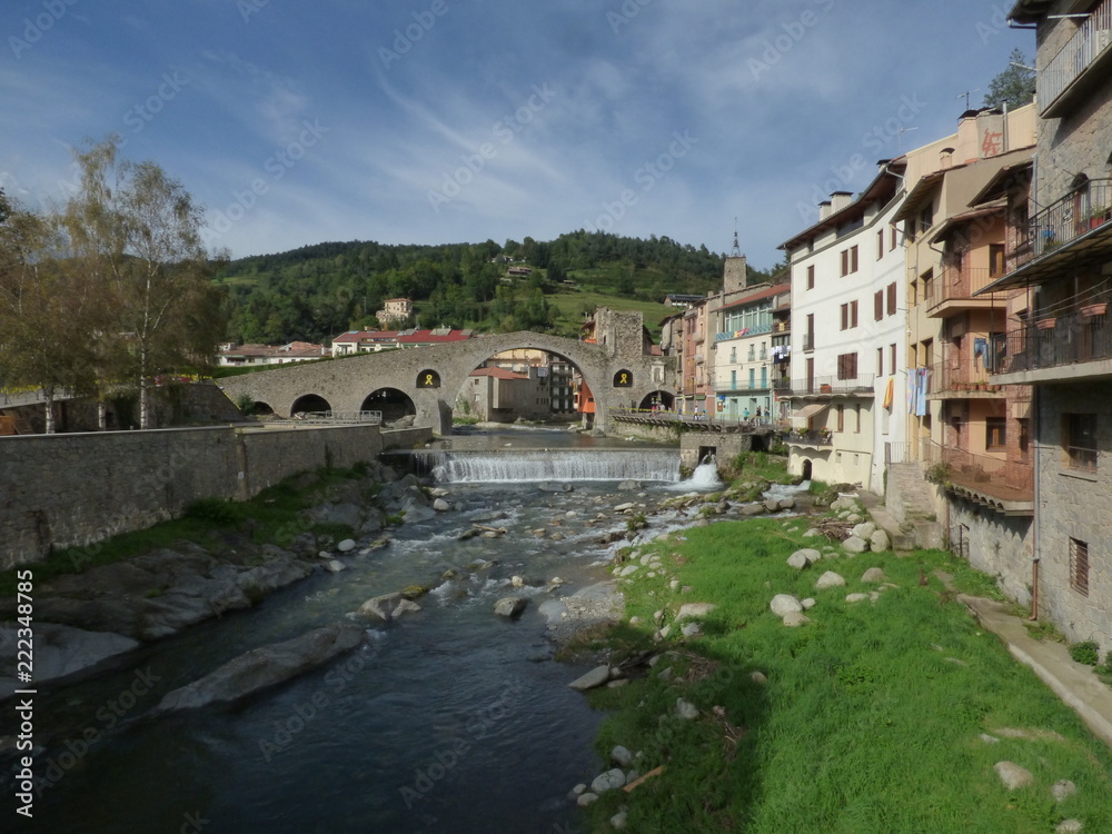 Fototapeta premium Puente de Camprodon. Pueblo medieval de Girona, Cataluña, España