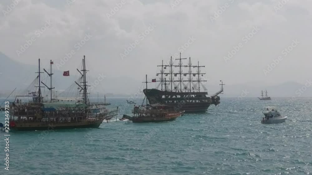 Türkei, Aegäis., Alanya - 4. September 2018: Meer, Wasser, Schiffe: Fregatten, ein Fünfmaster, ankern hier vor dem Hafen und bilden eine Touristenattraktion. Türkei, Aegäis., Alanya - 4. September 2018: Meer, Wasser, Schiffe: Fregatten, ein Fünfmaster, ankern hier vor dem Hafen und bilden eine Touristenattraktion.