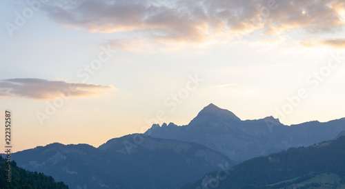 Fototapeta Naklejka Na Ścianę i Meble -  Montagnes et nuages
