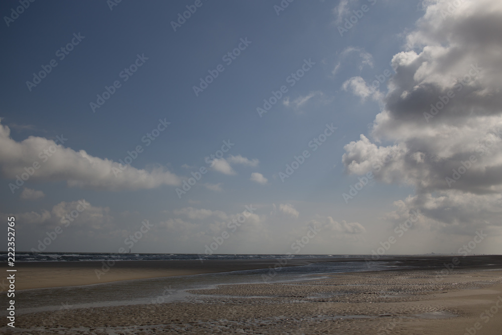 Himmel und Sonne über dem Strand von Juist Himmel und Sonne über dem Strand von Juist