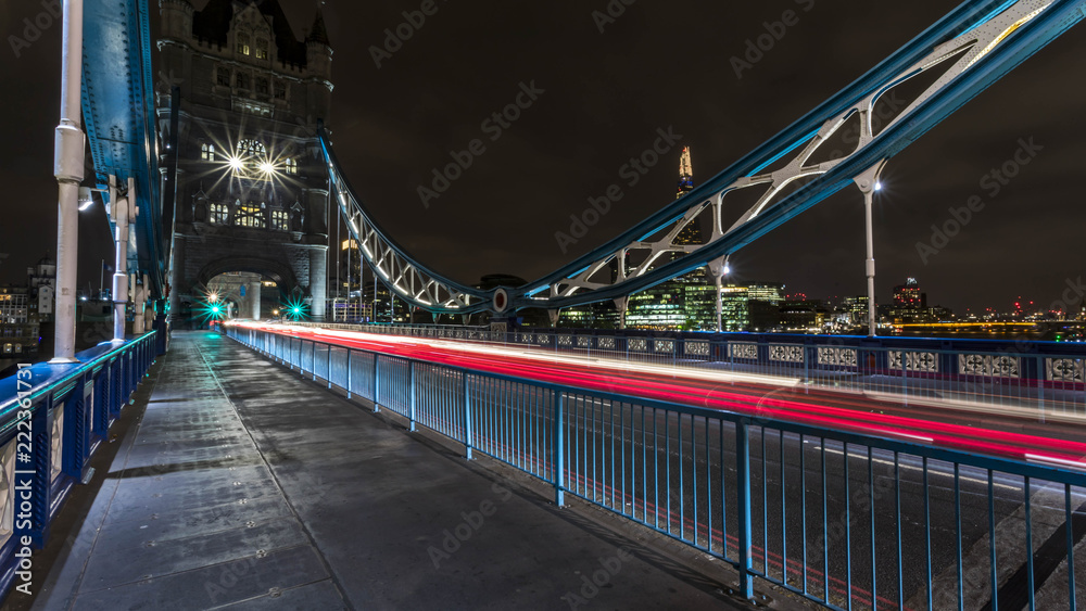 Obraz premium Light rays caused by a long exposure at the Towerbridge in London UK (GBR) at night.