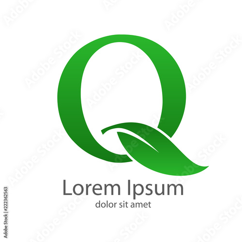 Logotipo letra Q con hoja verde