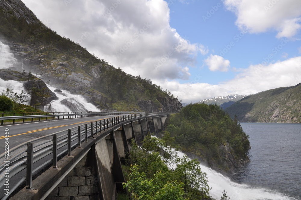 Brücke am Langfossen Wasserfall