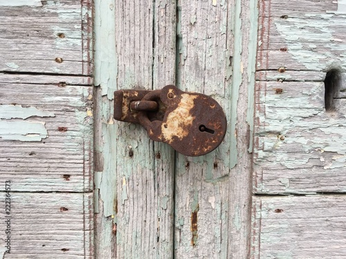 cadeado antigo em uma porta de madeira enferrujado