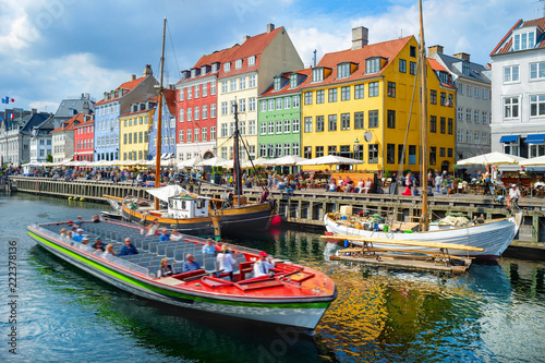 Obraz na płótnie Touristic boat cruising by Nyhavn w salonie