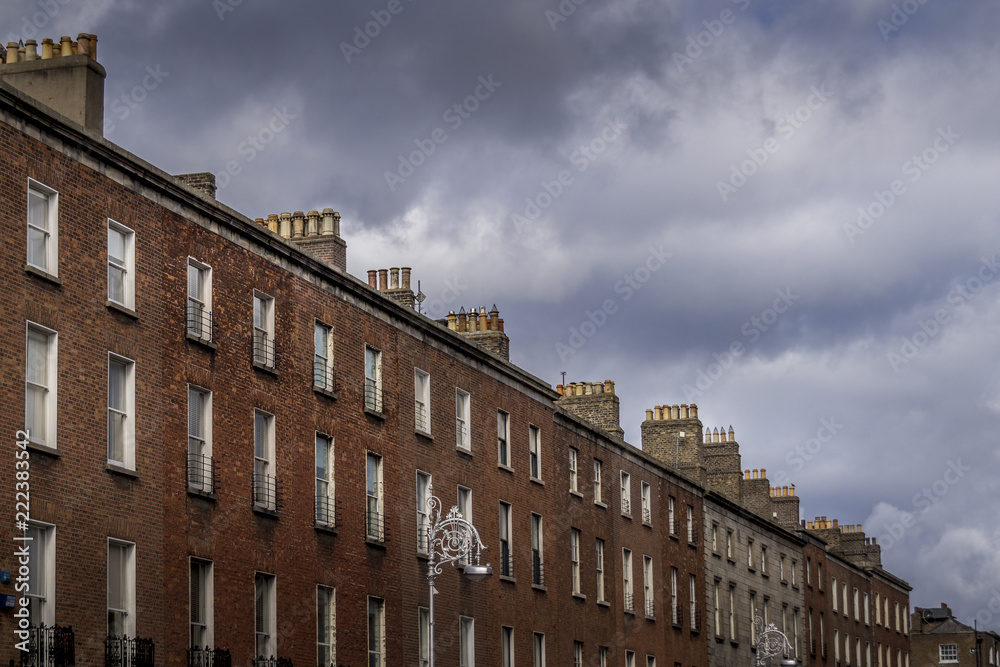 Häuserreihe mit Schornsteinen in Dublin (irland)