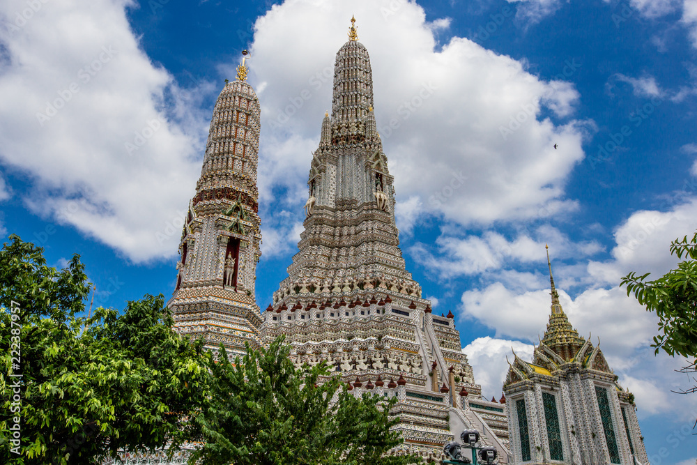 Fototapeta premium Bangkok: September 1, 2018, tourists, groups of people visit the beauty of (Wat Arun Ratchawararam Ratchawaramahawihan), which is close to Tha Tian Express Boat Pie, overlooking the Chao Phraya River 