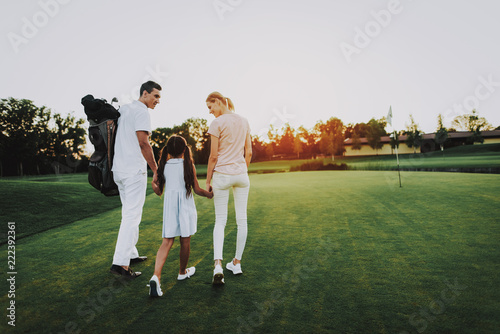 Obraz na płótnie Happy Young Family Relax on Golf Field in Summer. w salonie