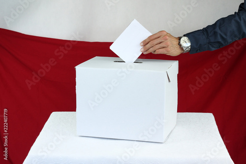 Mężczyzna oddający głos do urny wyborczej © katherine_gee