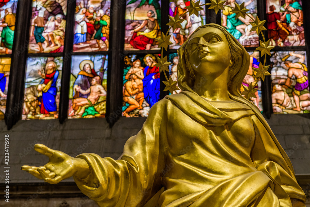 Obraz premium Golden Madonna statue and stained glass windows of interior of Duomo di Milano
