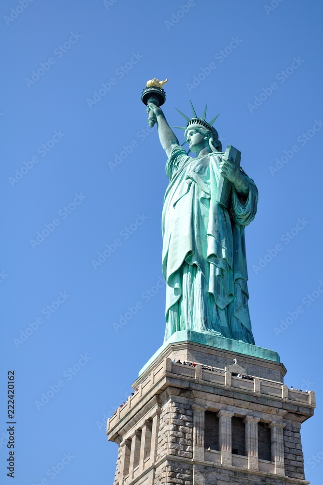 statue de la liberté,  prise en contre plongée un matin par un ciel bleu totalement dégagé, à Ellis Island New York, Etats-Unis