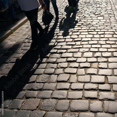 Schatten von entgegenkommenden Fußgängern in der Altstadt von Quedlinburg photo