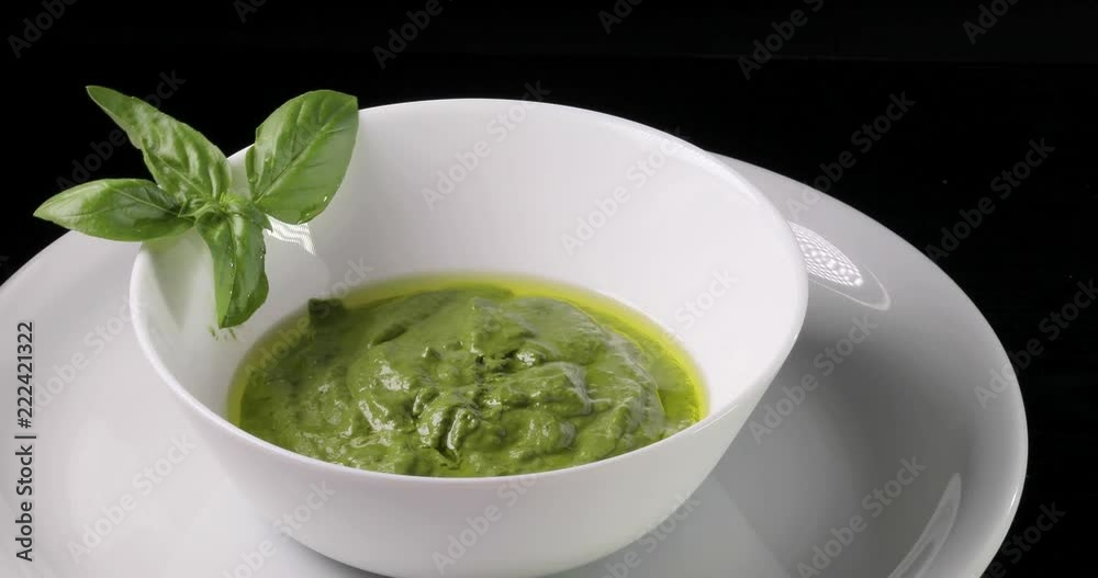 Pesto alla genovese italiano dop. Composto da basilico fresco, pinoli, olio extra vergine di oliva e formaggio misto grattato. Cibo dieta vegetariana.