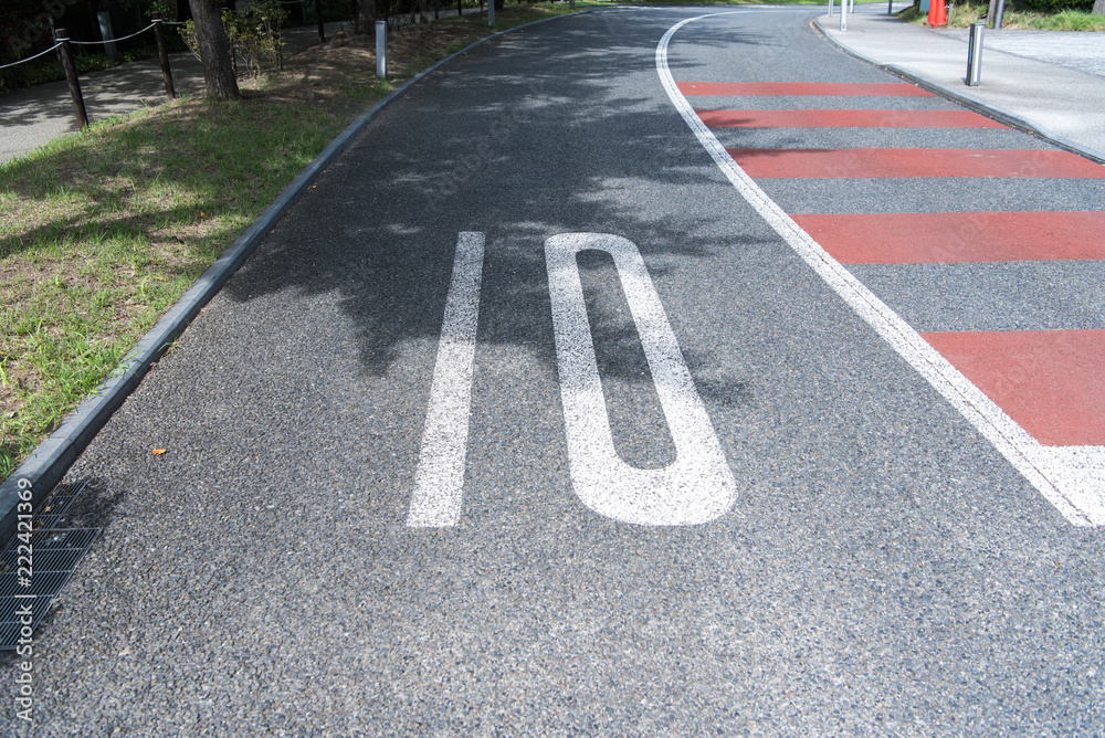 Obraz premium 道路の10キロ速度制限表示