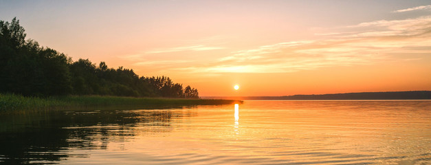 Fototapete Sonnenuntergang Background sunset panorama on the lake  © A. Malyshev